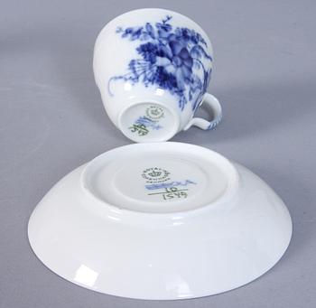 KAFFESERVISDELAR, 28 st, porslin, "Blå blomst", Kongl Dansk, 1900-talets andra hälft.