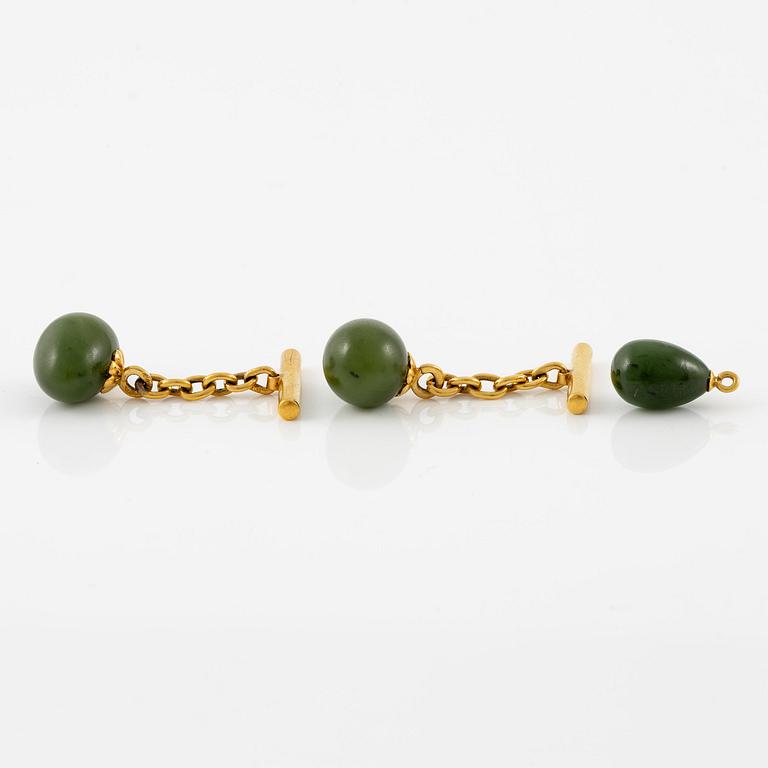 A pair of cufflinks in 14K gold and nephrite, Erik Kollin St Petersburg.