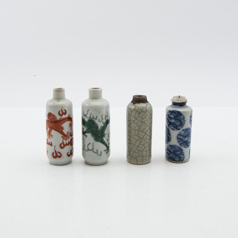 Snusflaskor, fyra stycken, porslin. Kina, tidigt 1900-tal.
