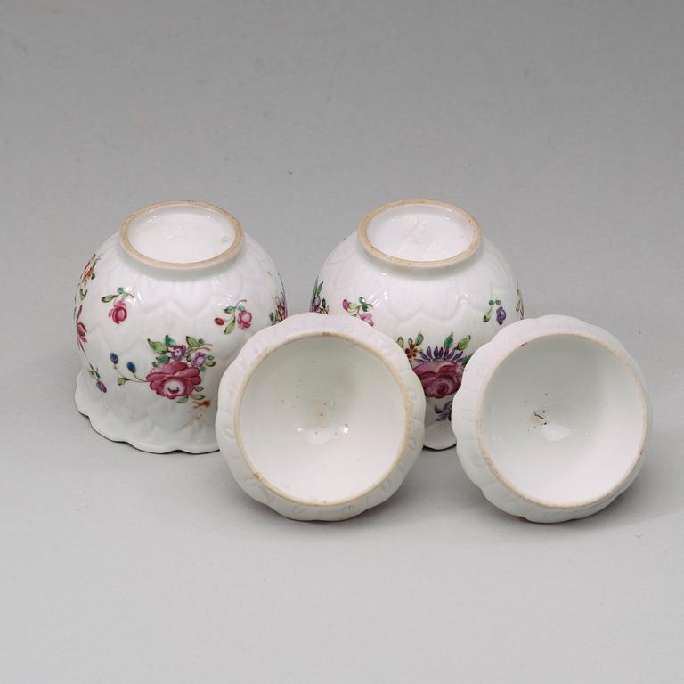 A pair of famille rose custard cups with covers, Qing dynasty, Qianlong (1736-95).