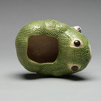 A Chinese flower pot in the shape of a frog, 20th century.