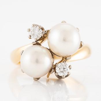 Ring in 18K gold with a cultured pearl and round brilliant-cut diamonds.