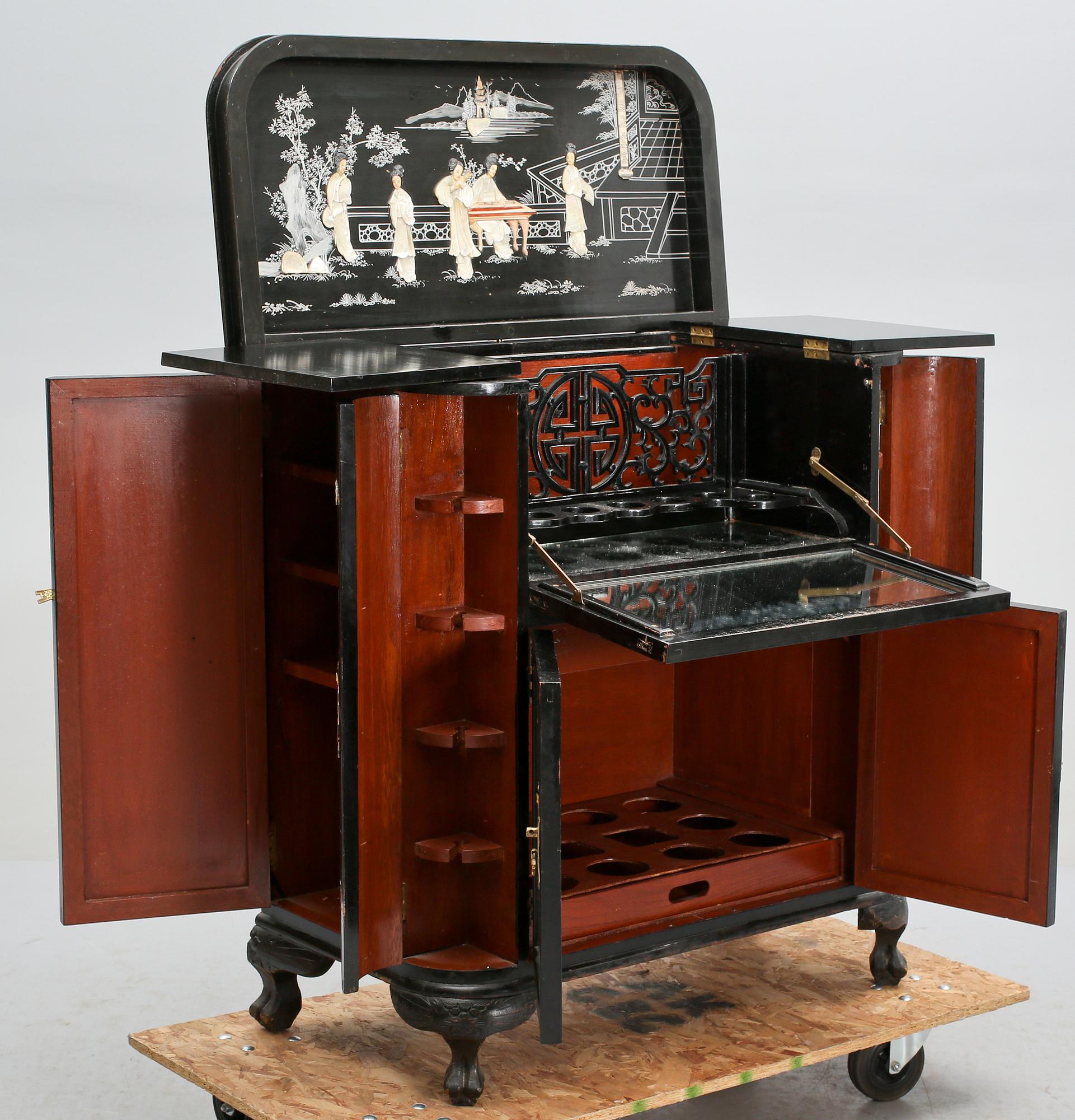 BARSKÅP, Kina, 1900-tal.