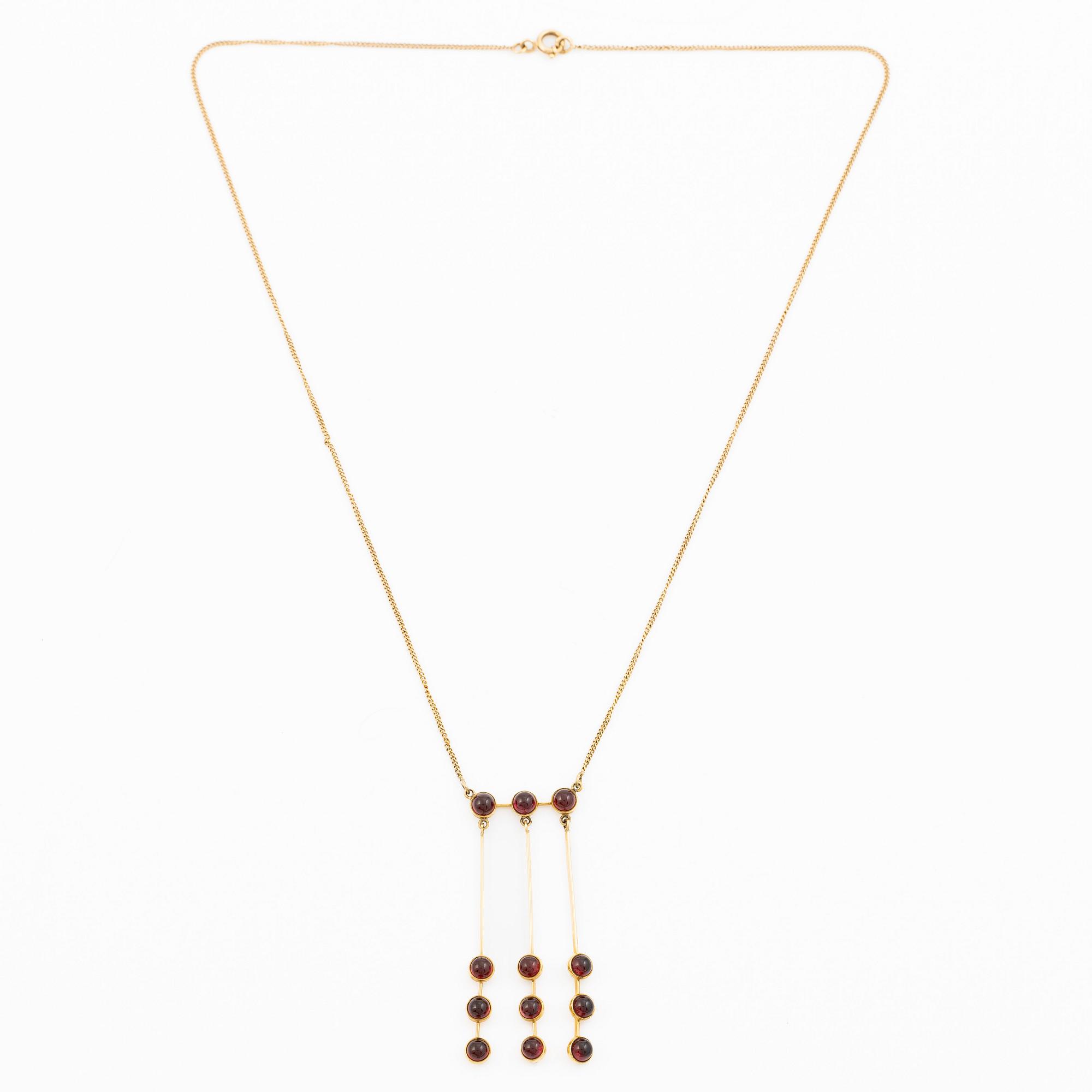 Pendant with chain in 18K gold set with cabochon-cut garnets, HK.