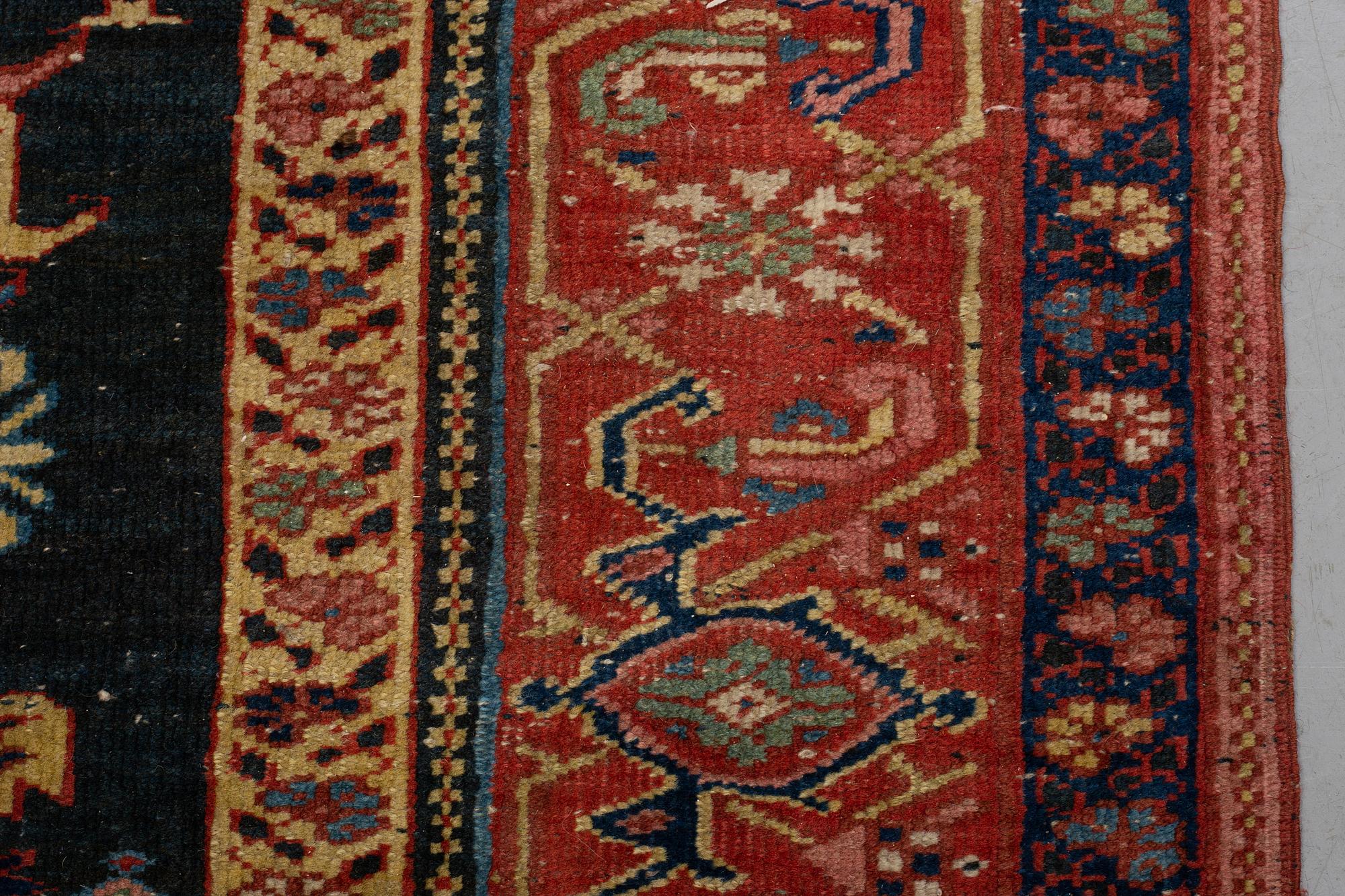 Matta, semiantik Karadja, ca 137-139,5 x 148-150 cm.