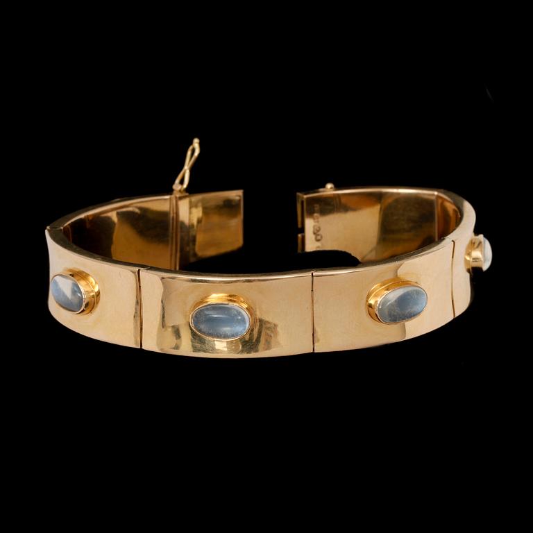 ARMLÄNK, 18k guld med cabochonslipad månsten. 1964. VIkt 57 g.