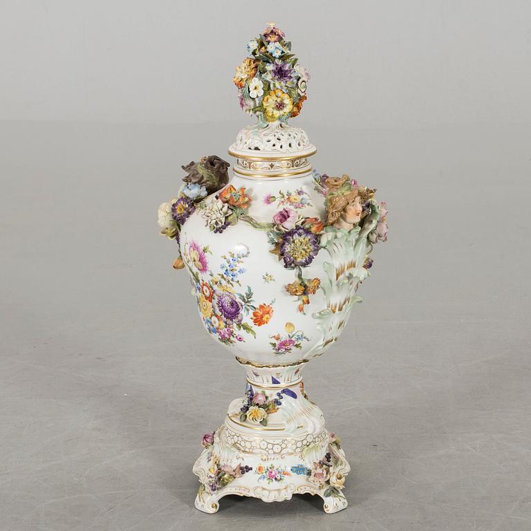 A HUGE PORCELAIN VASE WITH COVER, Germany 20th century.