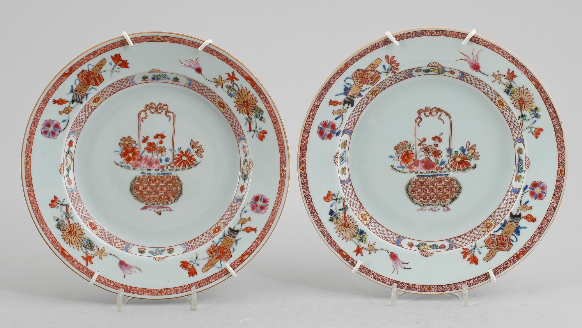 TALLRIKAR, 1 par, porslin, Kina, Qianlong 1736-1795.