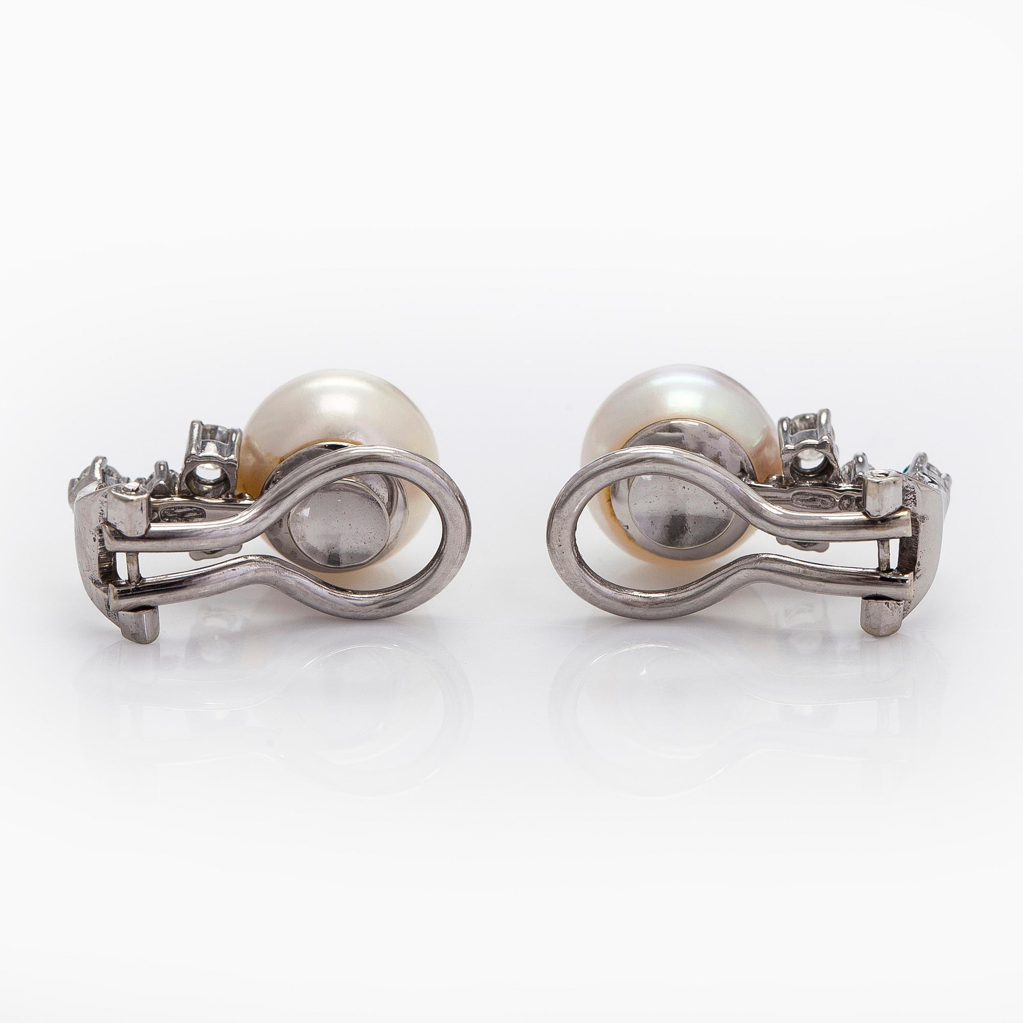 Pearl earrings, cultured pearls, brilliant cut diamonds, 18K white gold.