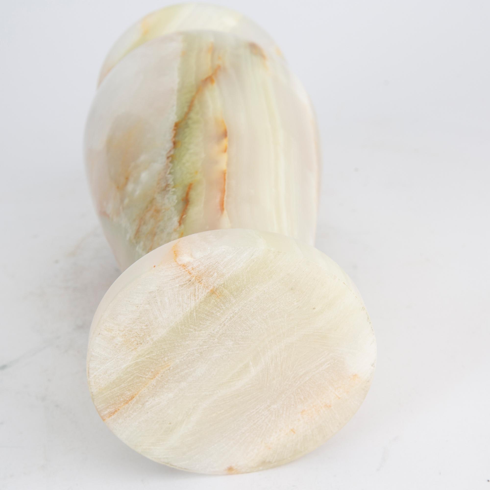Vas, 1900-talets förta hälft alabaster.