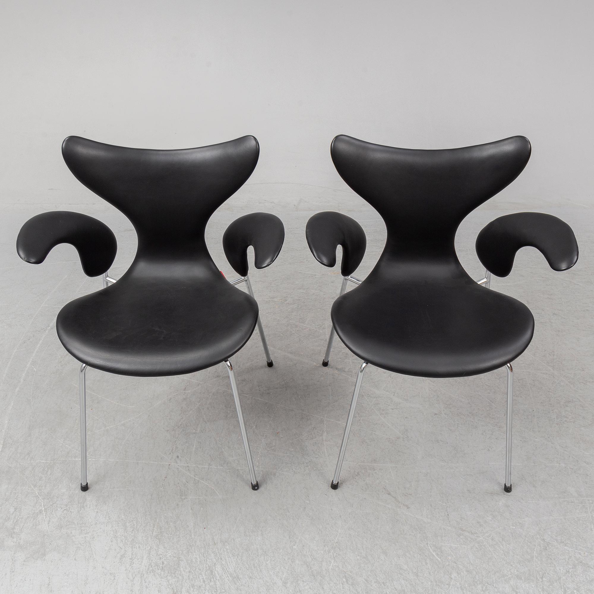 ARNE JACOBSEN, karmstolar, 2 stycken, "Måsen / Liljan", Fritz Hansen, 2000-tal.