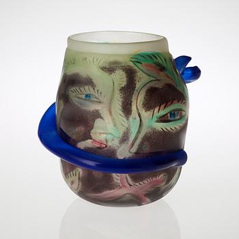 An Ulrica Hydman Vallien glass vase, Pilchuck, USA 1985.