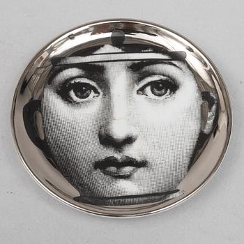 Fornasetti, coasters, 4 st, porslin, "Tema e Variazioni", Italien.