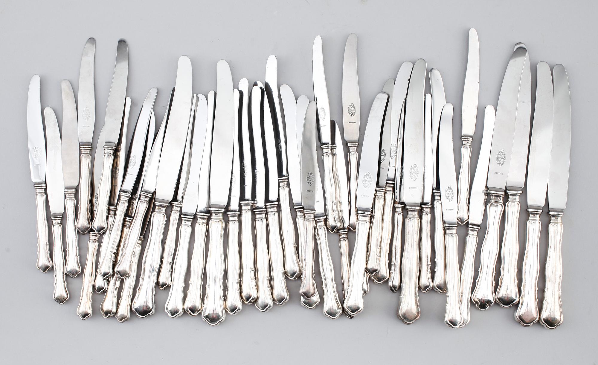 KNIVAR, 42 st, silver, "Chippendale", 1900-talets första hälft. Vikt med stålblad ca 1990 g.