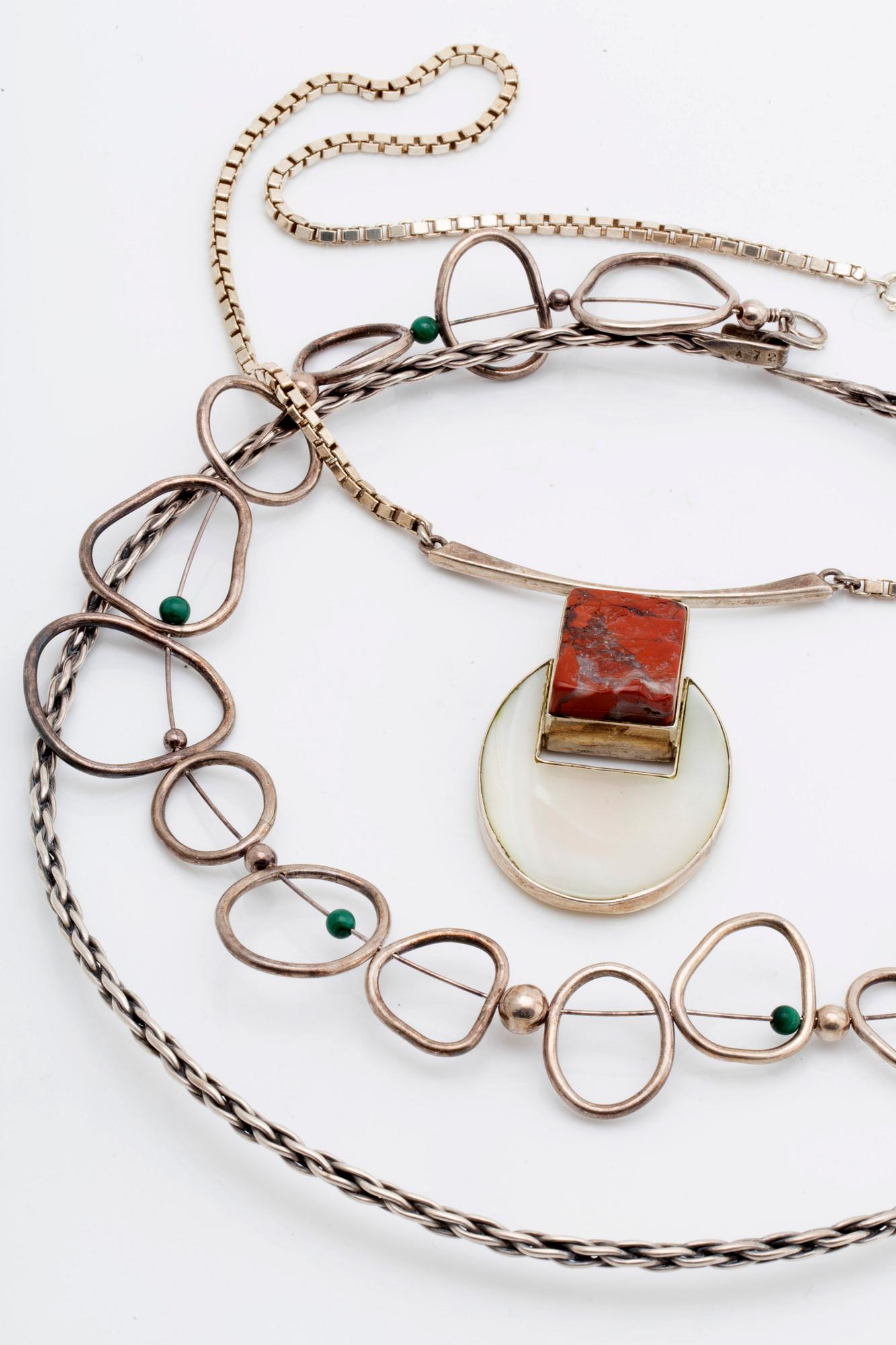 3 silvercollier, malakitkulor, pärlemor och rött stenämne, virad halsring Georg Jensen.