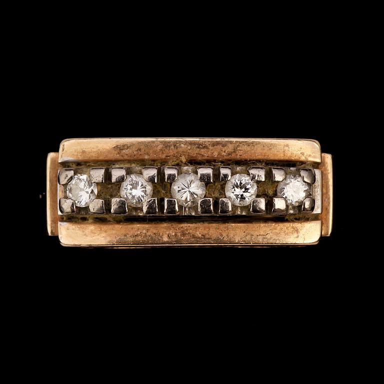 RING, 14k guld med 5 små briljantslipade diamanter. Vikt 6 g.