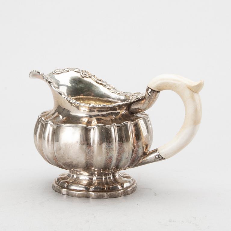 A Russian 3 pcs sivler teaservice assayermakr of N L Dubrovin Moscow 1840, totla weight ca 1450 gr.