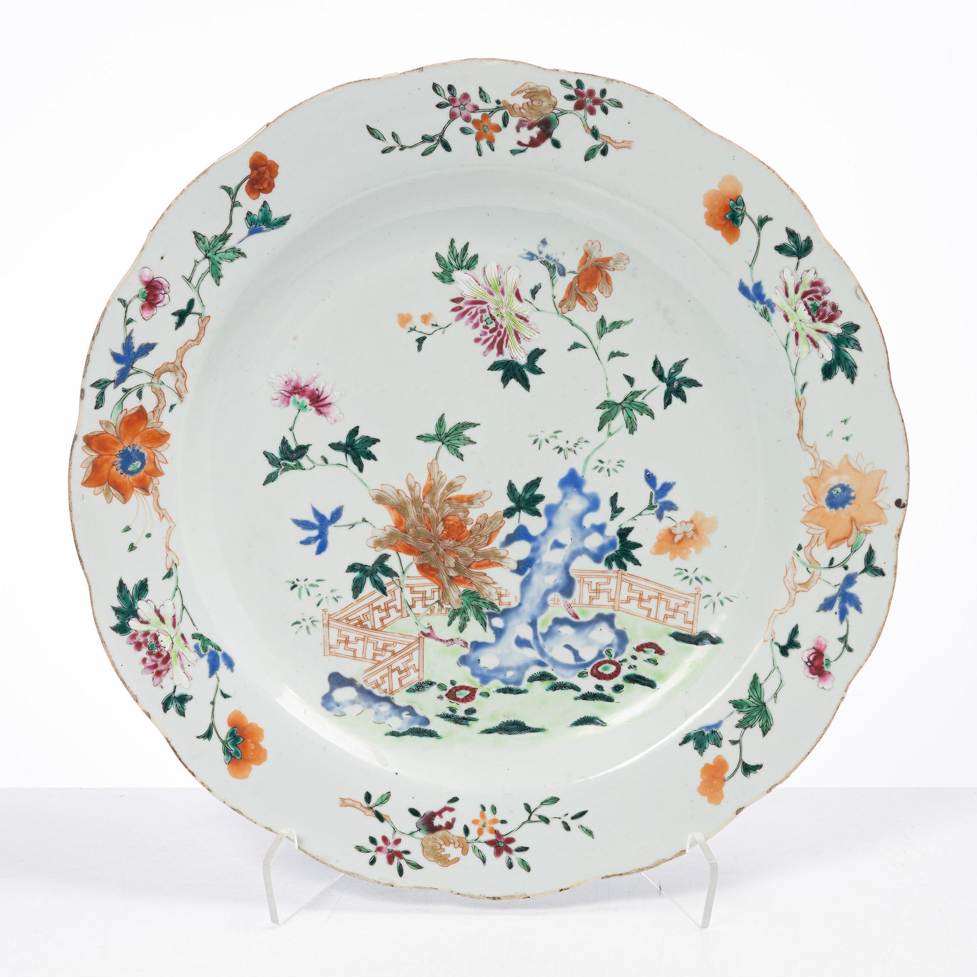 A large famille rose dish, Qing dynasty, Qianlong (1736-95).