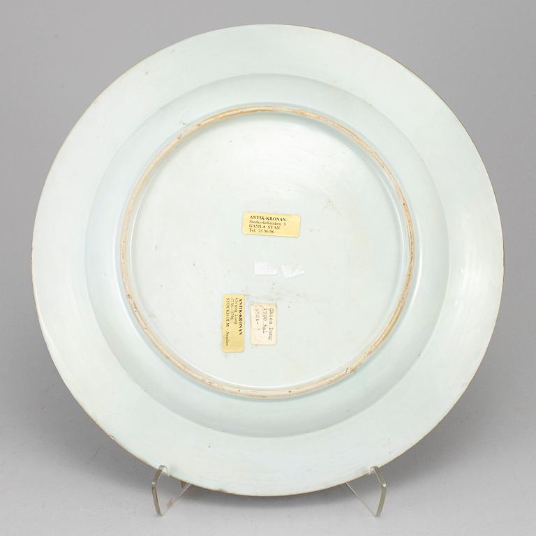 A blue and white serving dish, Qing dynasty, Qianlong (1736-95).