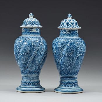 A pair of blue and white vases with cover, Qing dynasty, Kangxi period (1662-1722).