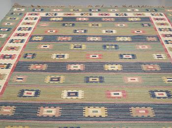 Märta Måås-Fjetterström, A carpet, "Grön äng", flat weave, ca 482,5 x 290,5-292 cm, signed AB MMF.