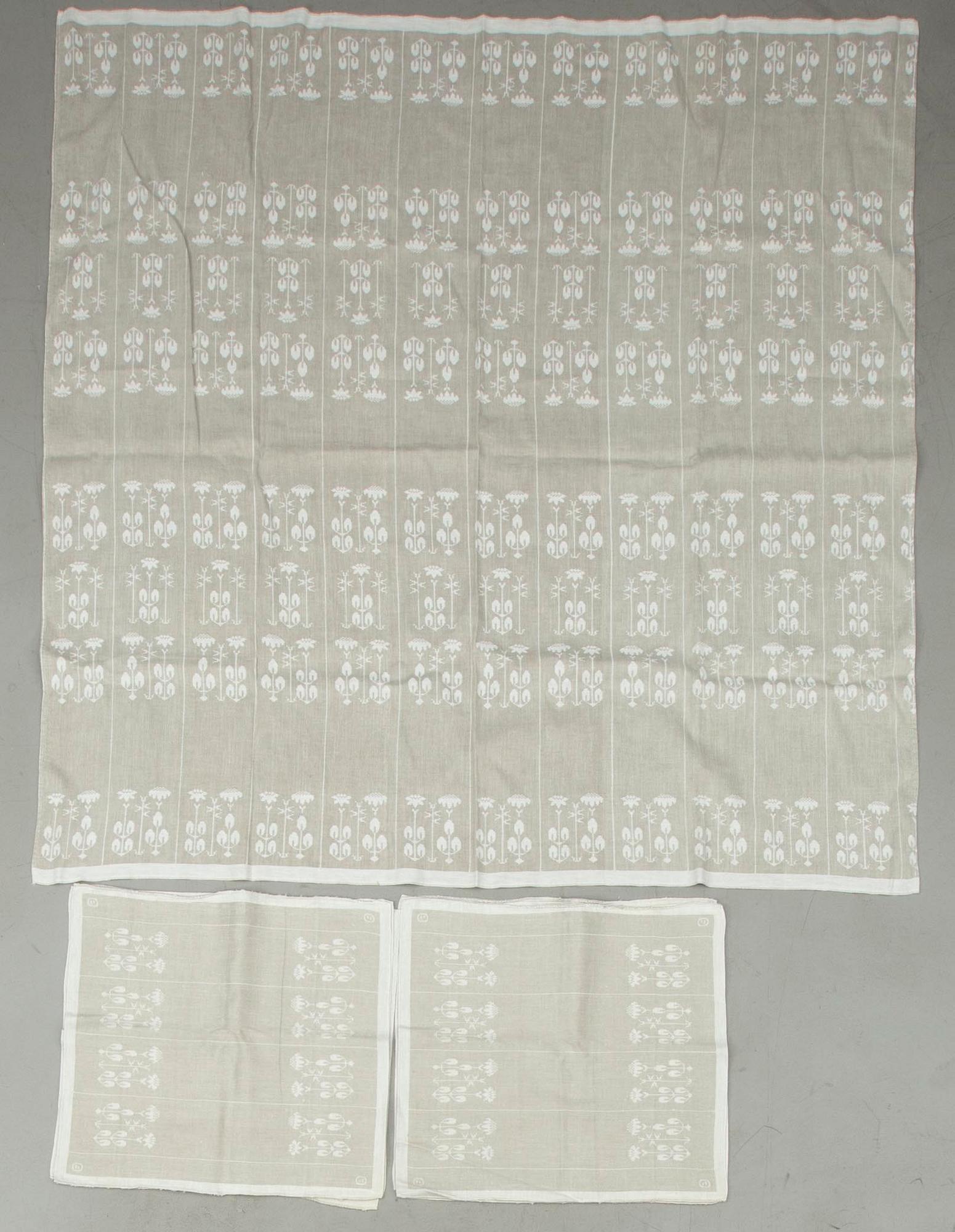 BORDDUK samt SERVETTER, 6 st, halvlinnedamast, "Örtagård" Tampella Dora Jung, 1900-talets senare hälft.