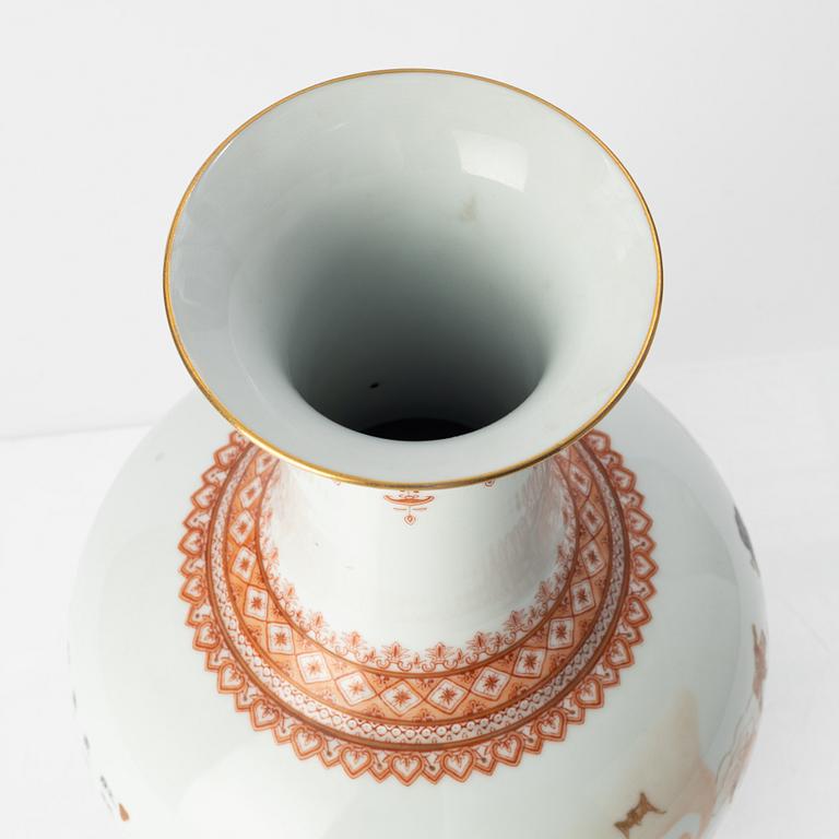 A porcelain vase, mid/second half of the 20th century.