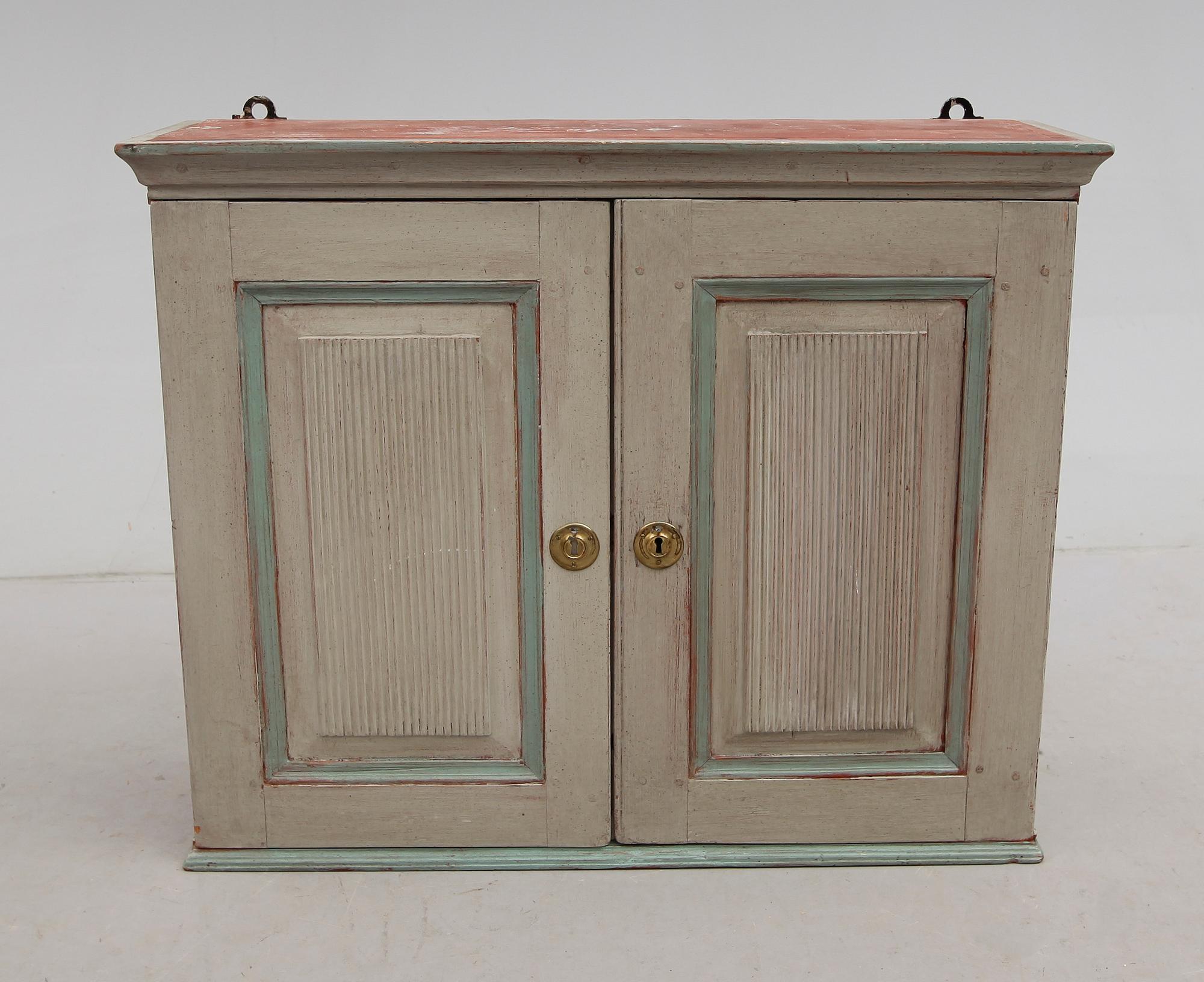 HÄNGSKÅP, allmoge, 1800-talets andra hälft.