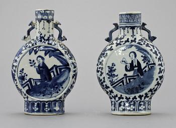 PILGRIMSKRUS, 2 st, porslin, Kina, 1700/1800-tal.