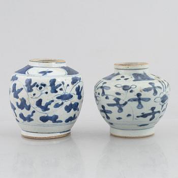 A blue and white Swatow dish  and two blue and white urna, China, Ming dynasty (1368-1644).