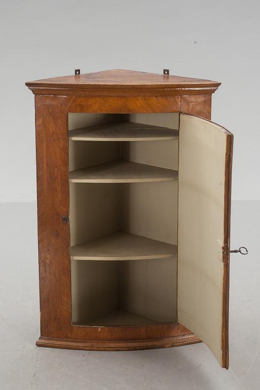 VÄGGHÖRNSKÅP, 1800-talets första hälft.