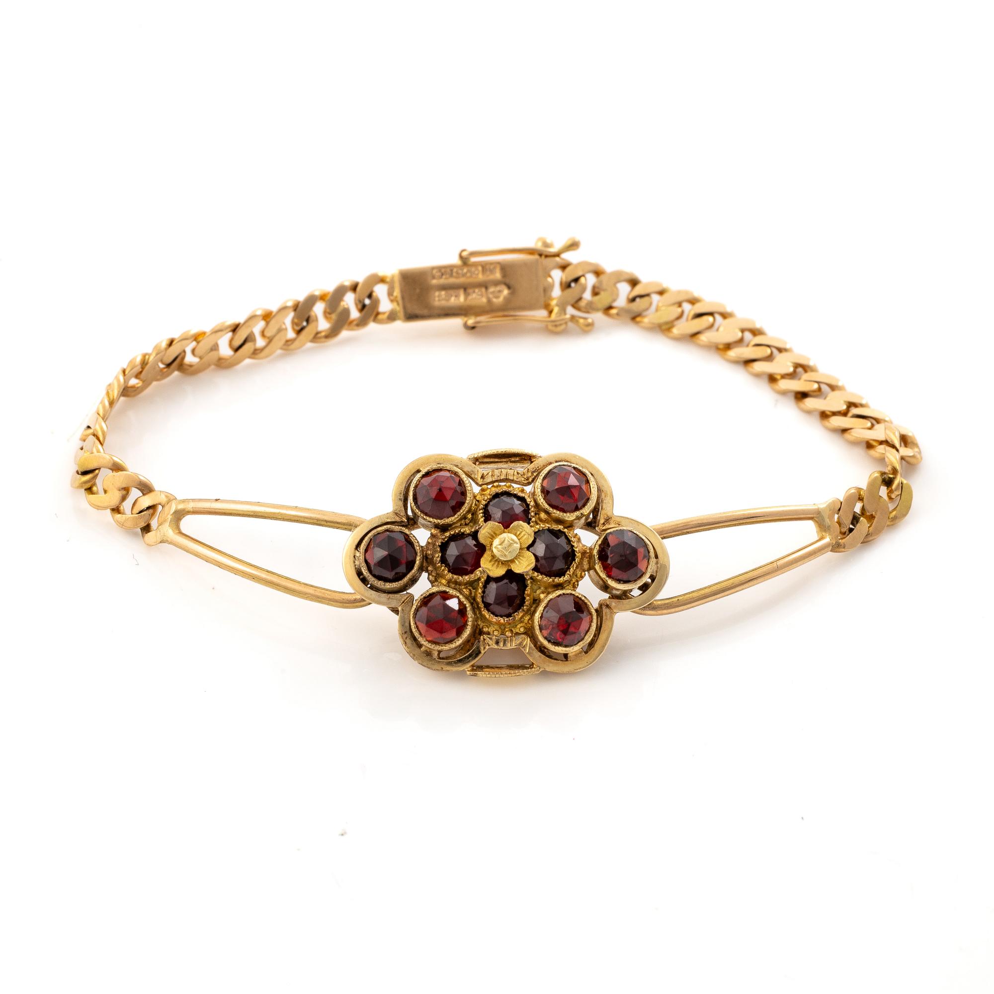 Gustaf Dahlgren & Co, Malmö, 1961. Bracelet in 18K gold with a centrepiece in 14K gold and garnets.