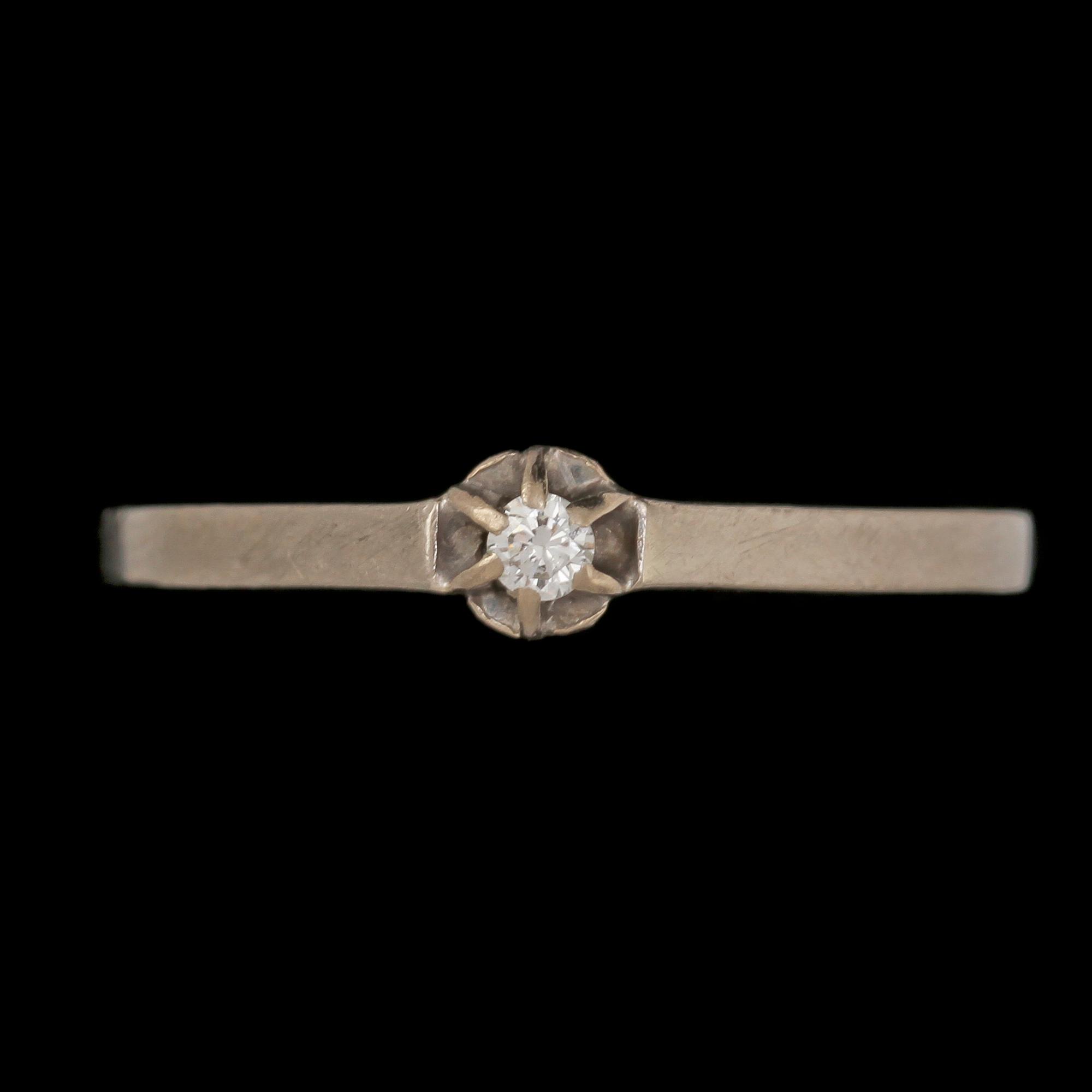 RING, 18k vitguld med en briljantslipad diamant, Örns juvelateljé, Göteborg, 1972. Vikt 2 g.