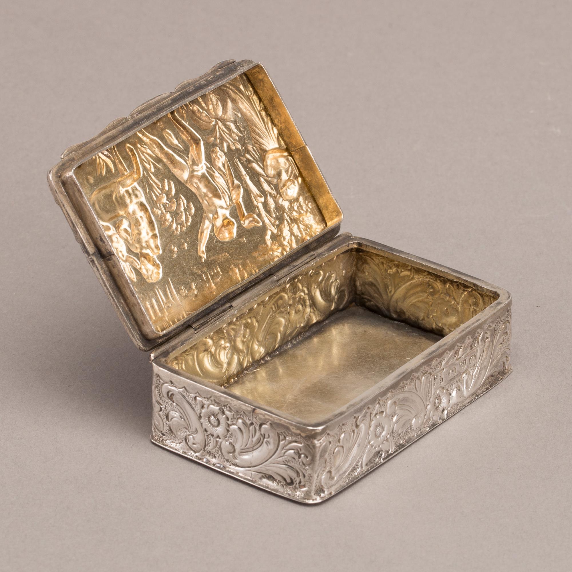 JOHAN GUSTAV HENTZELL dosa silver delvis förgylld, Kalmar 1903 medföljer två engelska dosor.