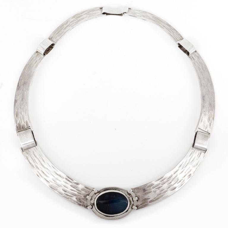 COLLIER, med cabochonslipad spektrolit, Stockholm, Sverige, 1900-talets andra hälft.