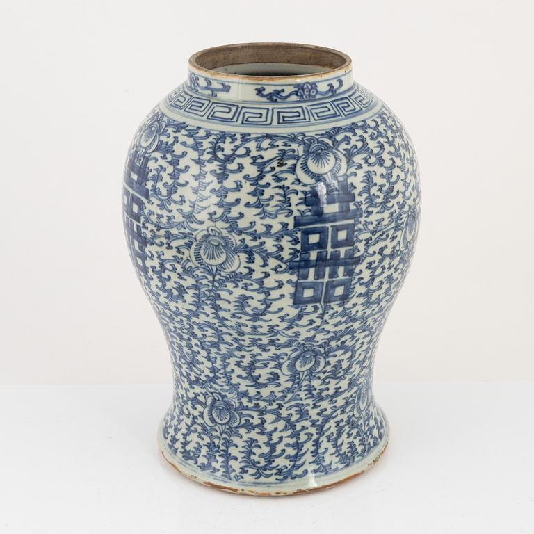 A blue and white lidded urn, China, Qing dynasty, 19th century.