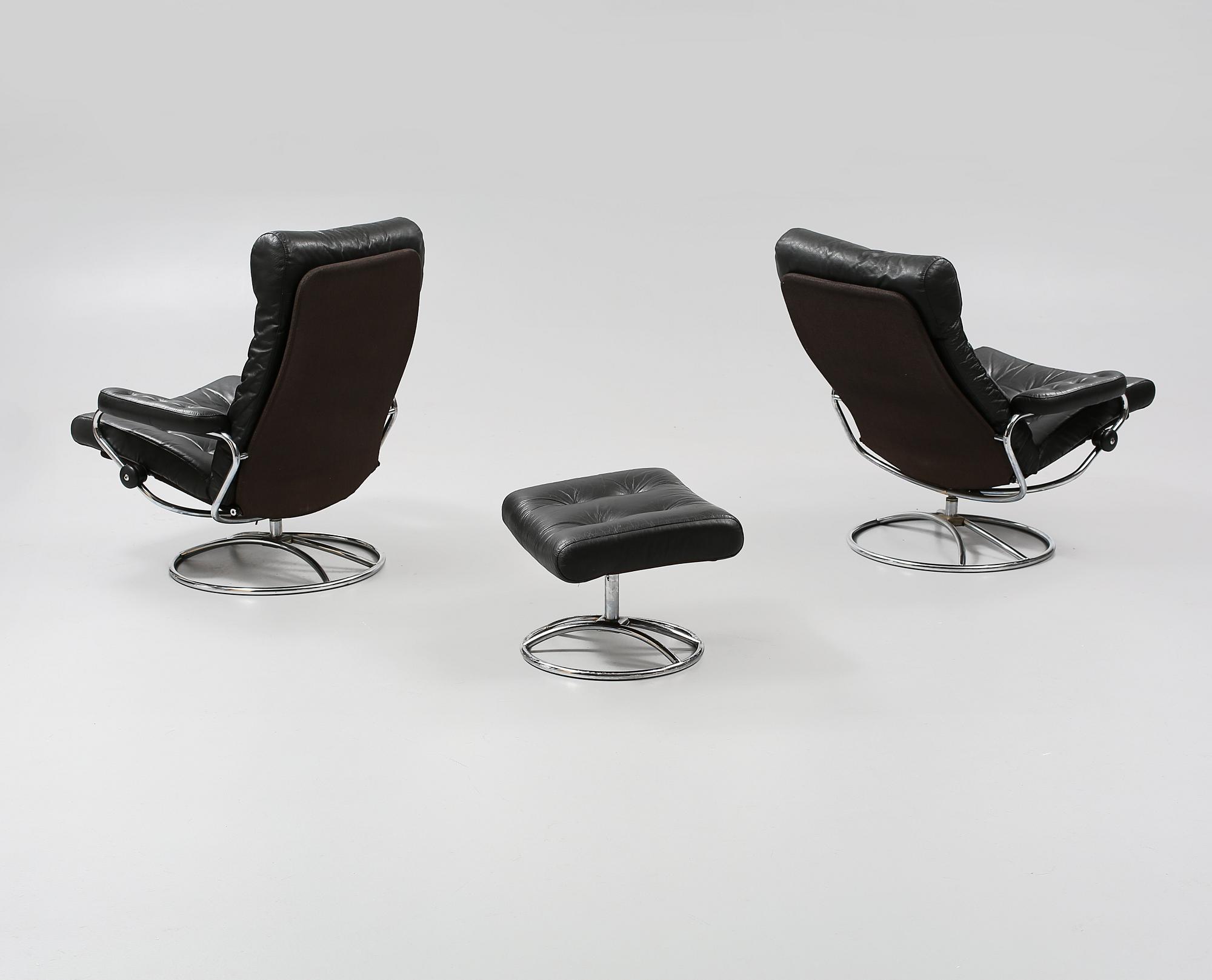 FÅTÖLJER, ett par, samt FOTPALL, Ekornes, Norge, 1900-talets andra hälft.