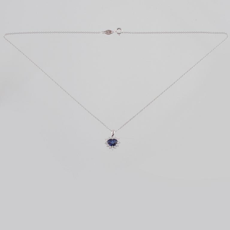 HÄNGE, 18K vitguld med briljantslipade diamanter 0.42 ct  samt hjärtslipad blå safir, 1.26 ct. Vikt 3,5 gram.