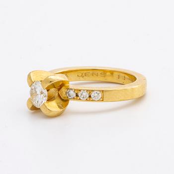 RING 18K guld m 1 briljant ca 0,50 ct ca H-I VS och 6 mindre briljanter ca 0,15 ct totalt.