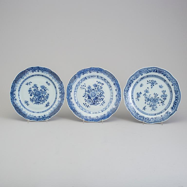 Eight blue and white export porcelain plates with two dishes, Qing dynasty, Qianlong (1736-95).