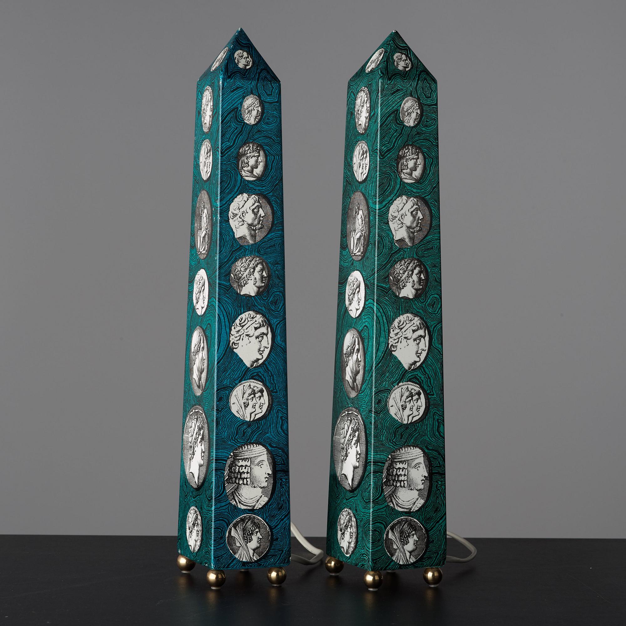 Piero Fornasetti, obelisker / bordslampor, 2 st snarlika, Milano, Italien.