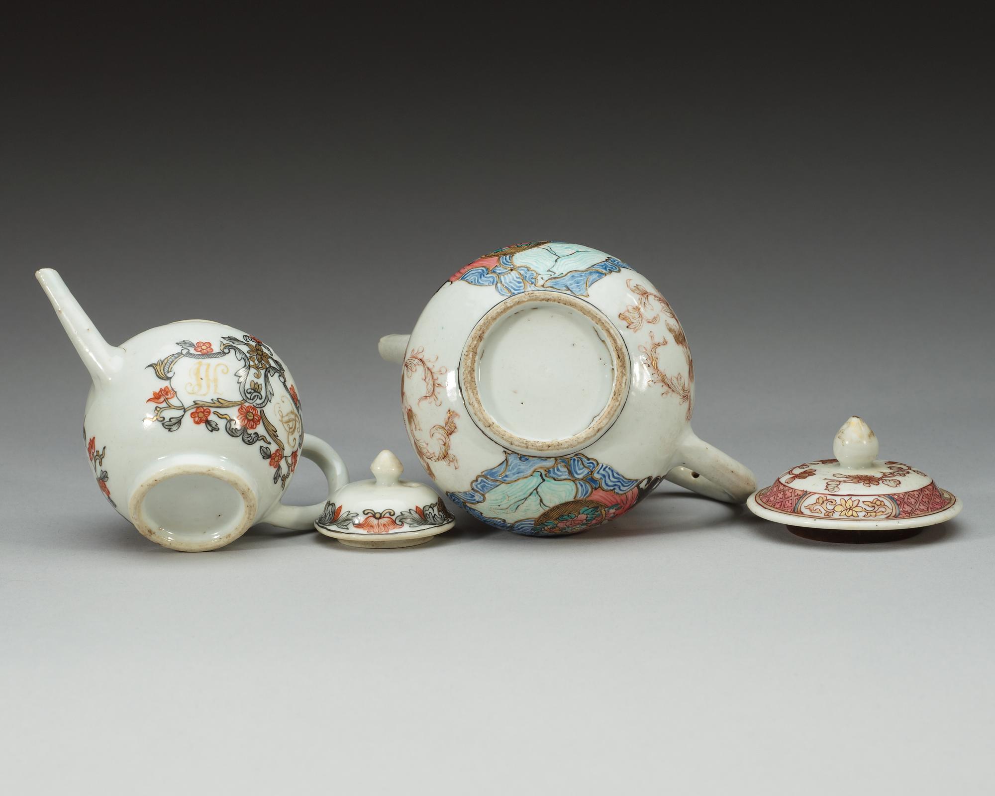 TEKANNOR med LOCK, två stycken, kompaniporslin. Qing dynastin, Qianlong (1736-95).