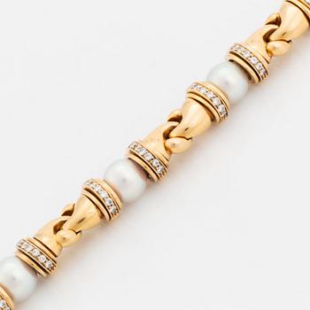 An 18K gold and cultured pearl Bulgari bracelet set with round brilliant-cut diamonds.