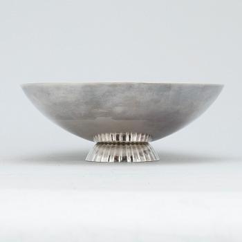 SKÅL, sterlingsilver, Sigvard Bernadotte, Georg Jensen, design nr 823. Vikt ca 273 gram.