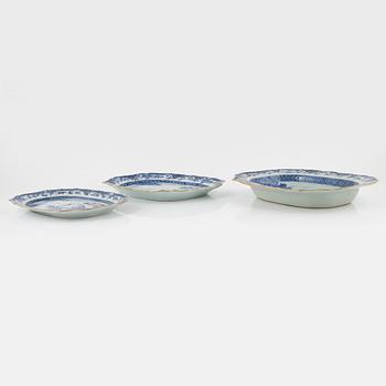 A 29-piece blue and white Chinese dinner service, Qianlong (1736-95).