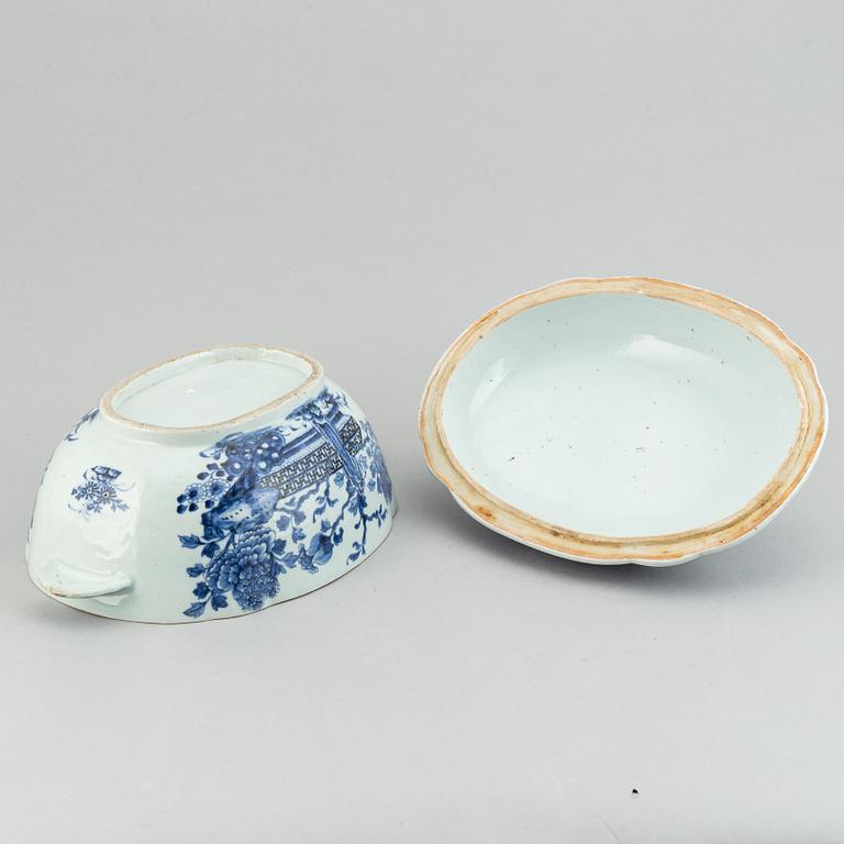 A blue and white tureen with cover, Qing dynasty, Qianlong (1736-95).