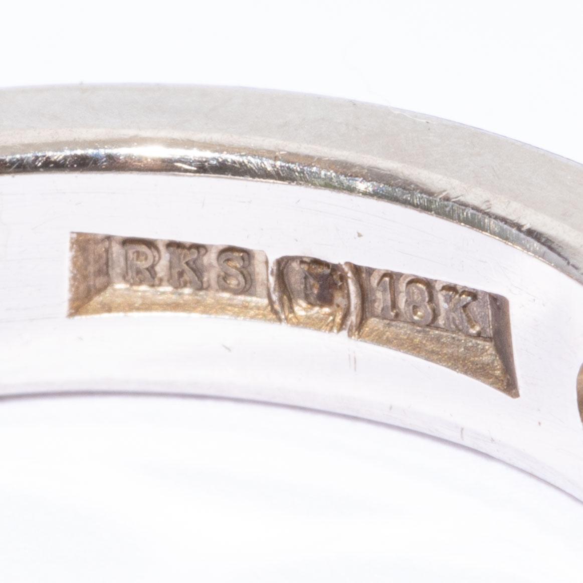 Ring 18K white gold set with diamonds.