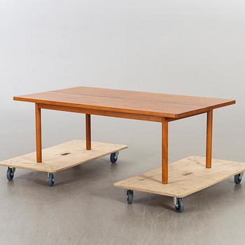 AN OAK COFFEE TABLE MID 20TH CENTURY.