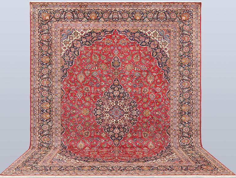 A Keshan carpet, approx. 431 x 315 cm.