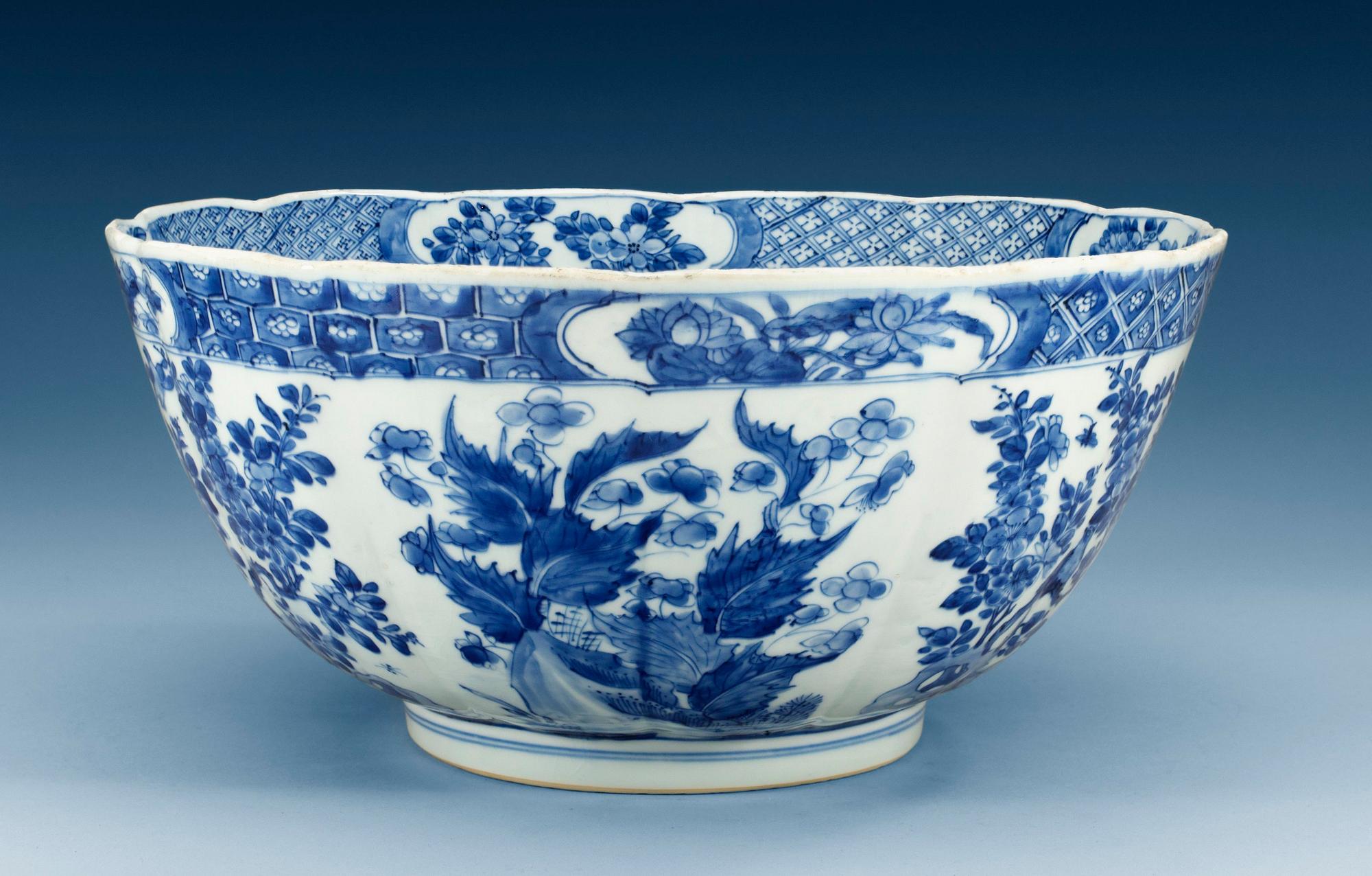 A blue and white punch bowl, Qing dynasty, Kangxi (1662-1722).